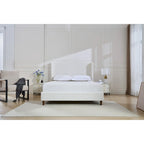 Cama King tapizada en chenilla blanca crema con cabecero tipo ala y respaldo curvado, para 2