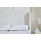 Cama King tapizada en chenilla blanca crema con cabecero tipo ala y respaldo curvado, para 2