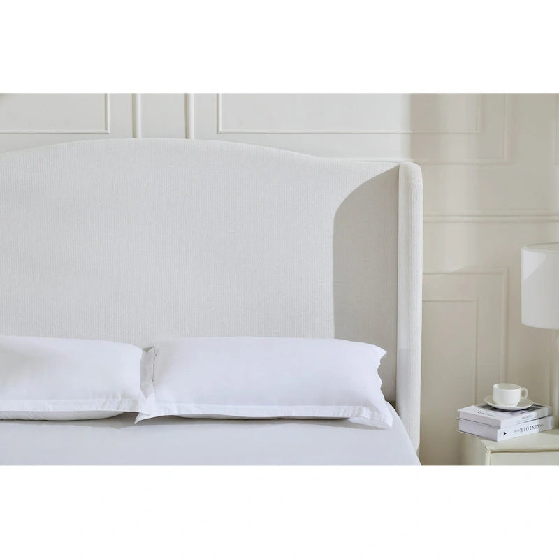 Cama King tapizada en chenilla blanca crema con cabecero tipo ala y respaldo curvado, para 2