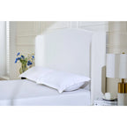 Cama King tapizada en chenilla blanca crema con cabecero tipo ala y respaldo curvado, para 2