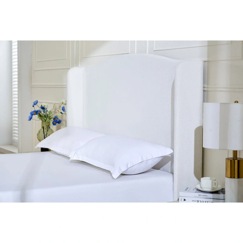 Cama King tapizada en chenilla blanca crema con cabecero tipo ala y respaldo curvado, para 2