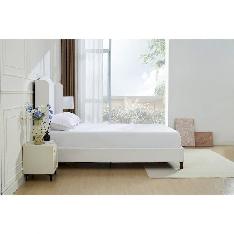Cama King tapizada en chenilla blanca crema con cabecero tipo ala y respaldo curvado, para 2