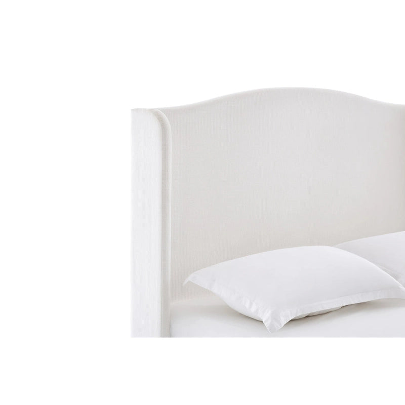 Cama King tapizada en chenilla blanca crema con cabecero tipo ala y respaldo curvado, para 2