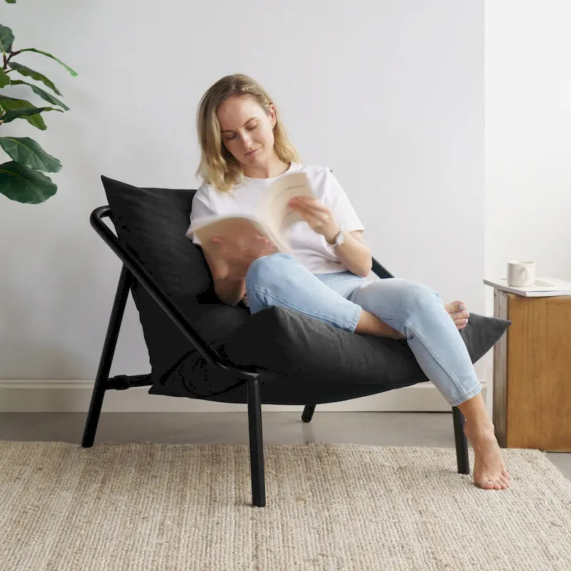 Sillón individual con reposabrazos metálico Light Grey / Navy / Black / Boucle / Oatmeal